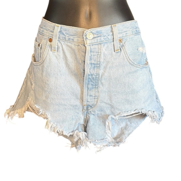 Levi’s woman’s 501 denim light blue wash shorts size 33 Preloved cut off Jean - Picture 3 of 6